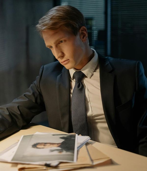 Experienced male analyst researcher